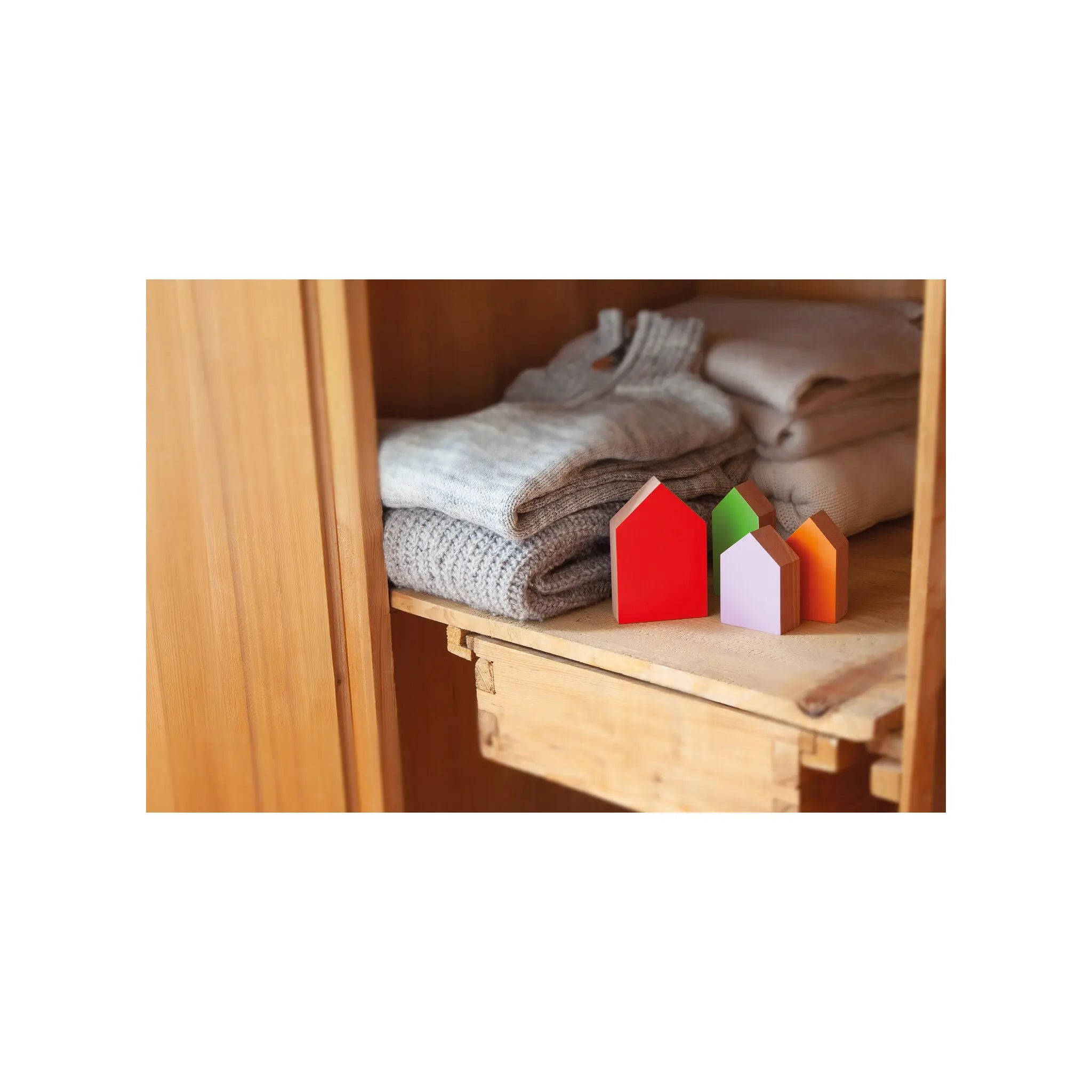 Guard houses, set of 4 Remember